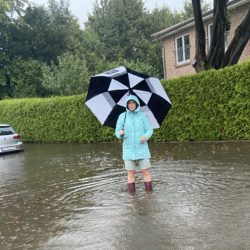 Überschwemmte Straße in Sasel