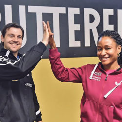 Timo Boll und Funke Oshonaike im Tischtennis-Store.