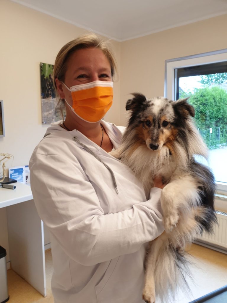 Tierärztin Meike Dankert mit Patient (2)