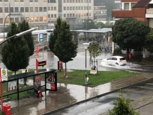 Überschwemmung am Stormarnplatz in Poppenbüttel