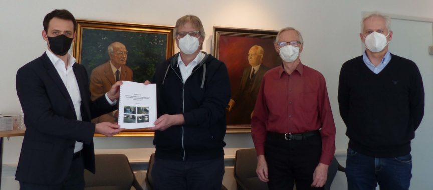 Lasse Eisgruber (v.li.), Bezirksamtsleiter Thomas Ritzenhoff, Max Dressler und Andreas Fink bei der Übergabe