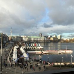 Hamburg: Weihnachtsmarkt „Weißerzauber auf dem  Jungfernstieg“