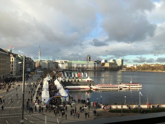 Hamburg: Weihnachtsmarkt „Weißerzauber auf dem Jungfernstieg“