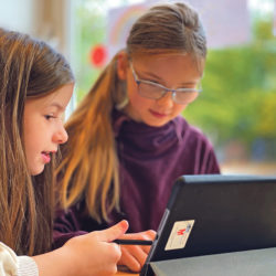 Schon ab Klasse 5 lernen die Kinder den sinnvollen Einsatz und die Anwendung multimedialer Angebote.