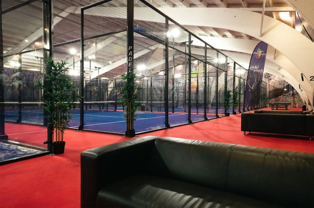 In Hummelsbüttel können Neugierige auch noch nach der Arbeit eine Runde Padel spielen und den Tag entspannt in der Lounge ausklingen lassen.
